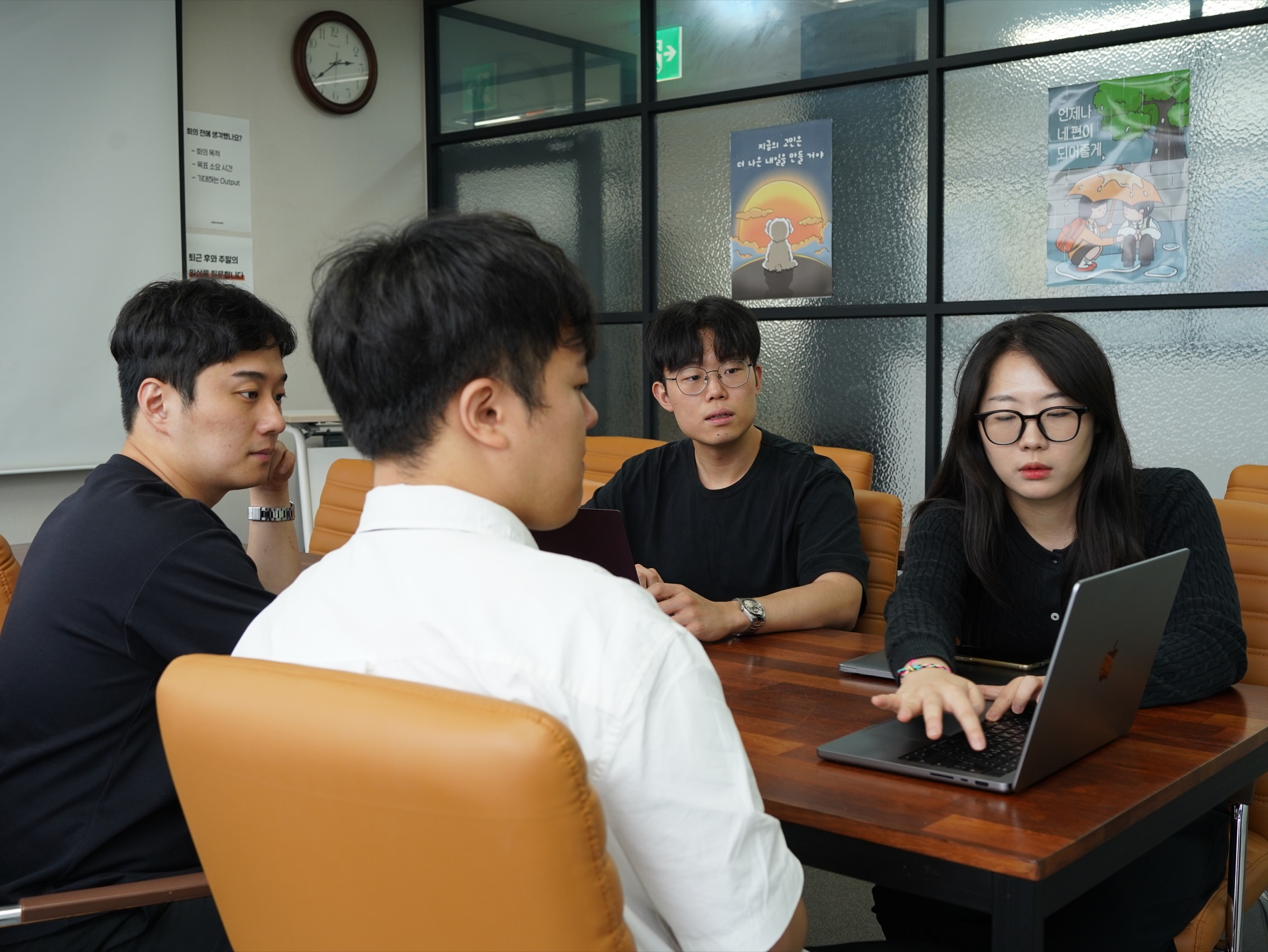 테이블에 모여 이야기를 나누는 구성원들